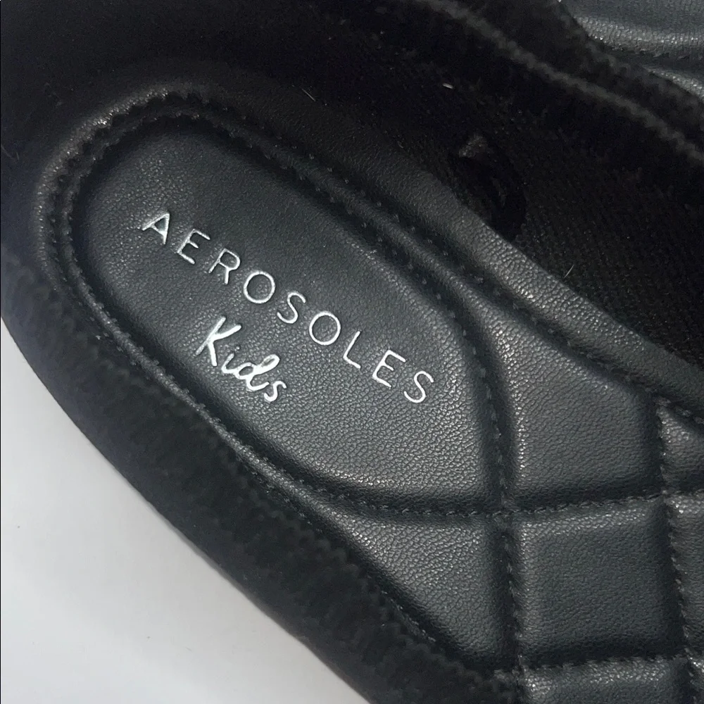 AEROSOLES Kids Black Textured Shoes size 1